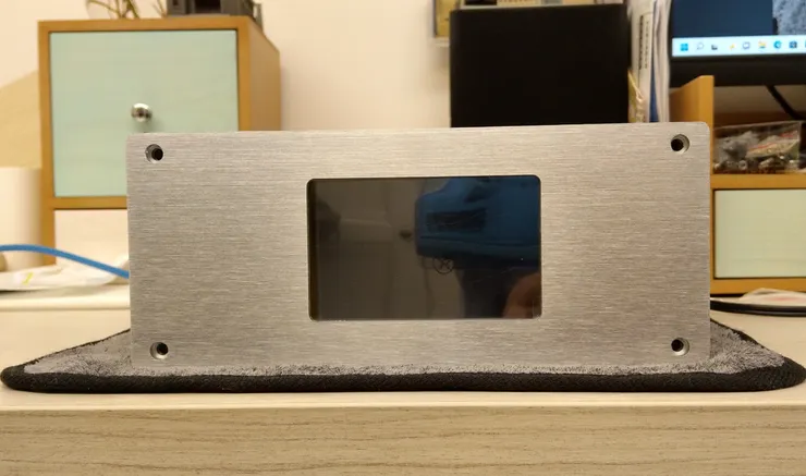 前面板還算簡潔