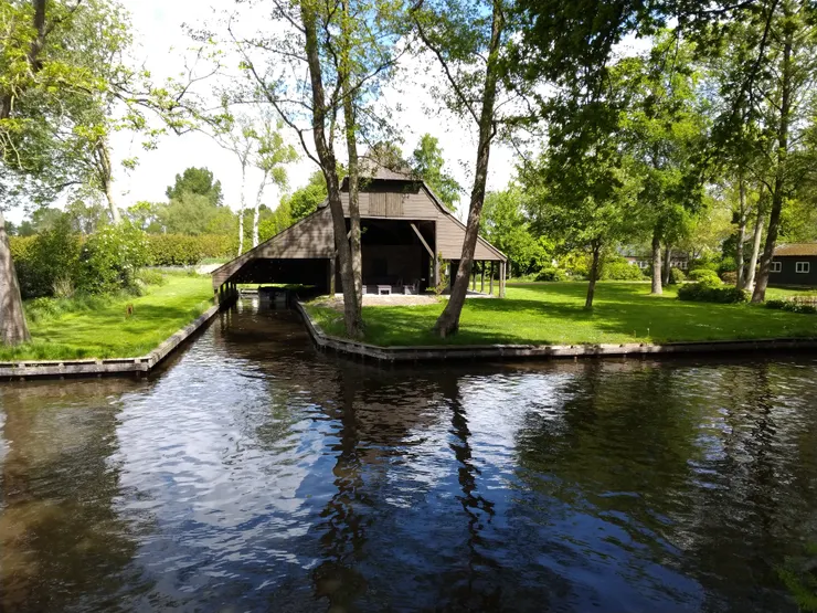 運河、綠意、老房子