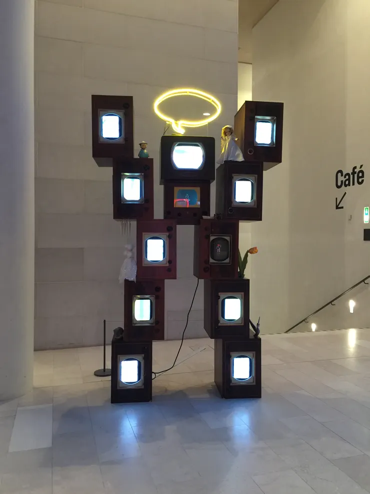 系統啟動。教育部宣布：「誠實可被測量。」 一切從L-09的誕生開始。