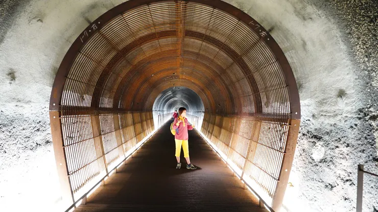 修復重新粉刷路段設置鋼筋圍籬