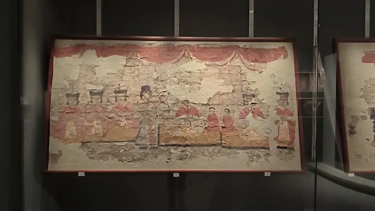 圖18<<夫人宴飲圖>> 東漢 (25-220年)出土於2000年旬邑百子村東漢墓,畫面上方的紅色布幔,很像現代窗簾樣式/攝影©XIAN-YI 2023