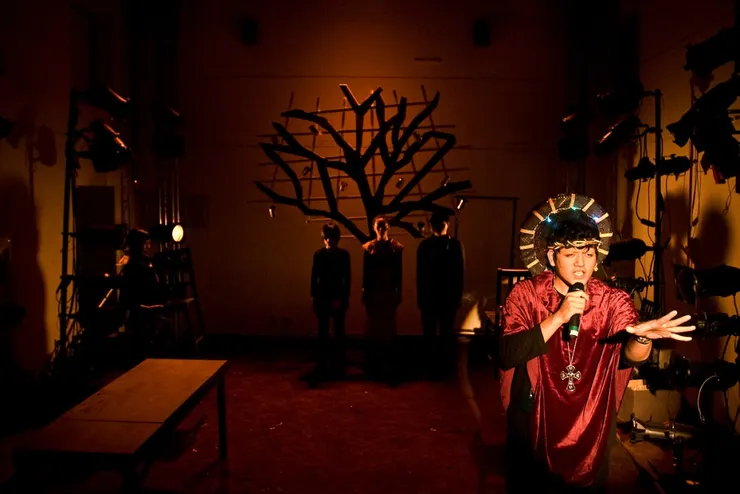 ▲耶和華用rap表演造人的過程,後方三個墨西哥人於焉成形。