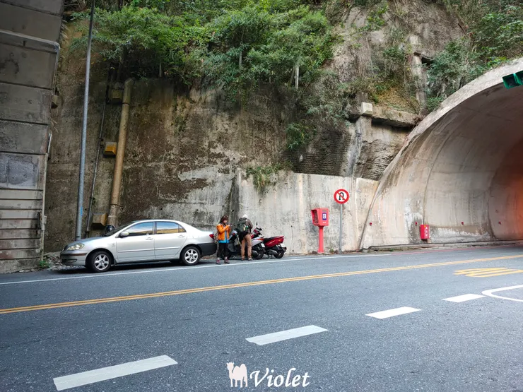 錐麓古道售票口旁的隧道