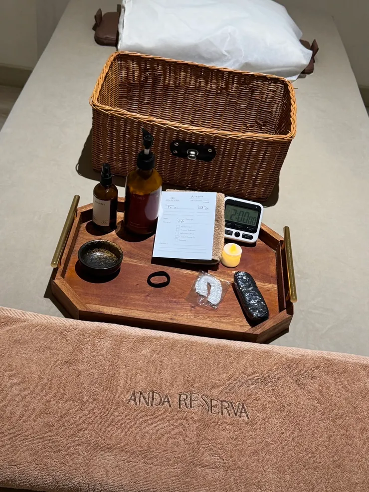 一人一間房間,房間不特別,就是乾淨同色調的空間