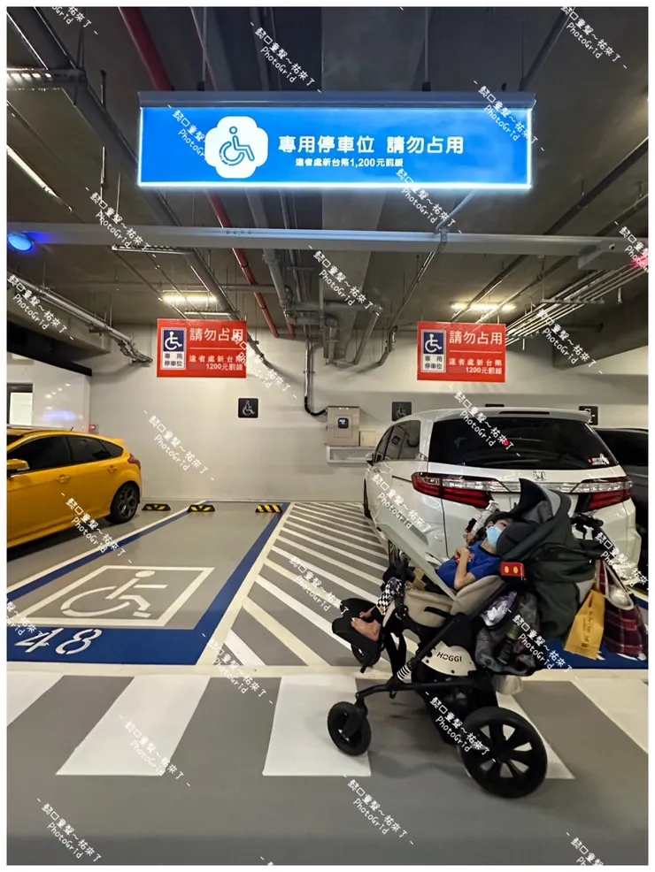 無障礙停車位特別大是因為要滿足行動不便者的自由空間需求。請勿占用。