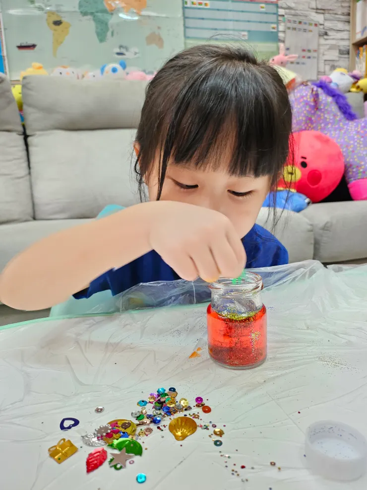 步驟4：在瓶子中加入亮片