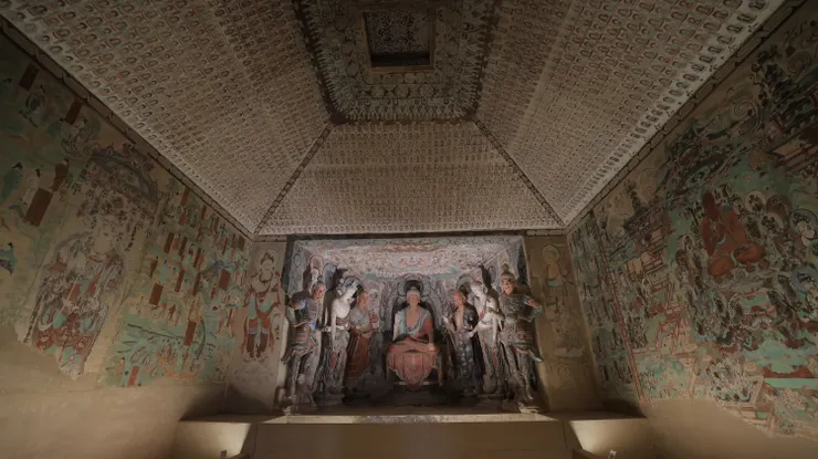 敦煌石窟展廳內有七座藻井的圖騰華麗璀璨讓你目不暇給