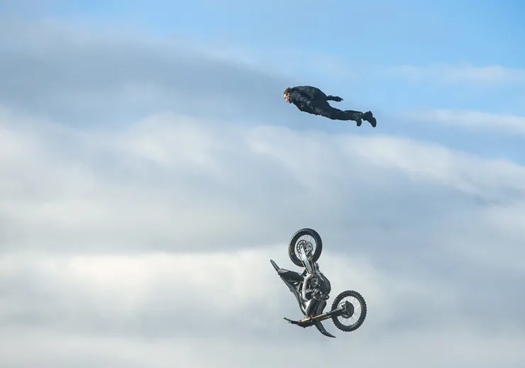 阿湯哥從機車上縱身一躍的畫面讓我印象深刻