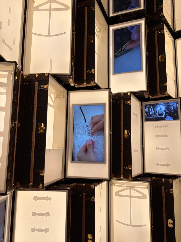 據說共有 80 幾個行李箱