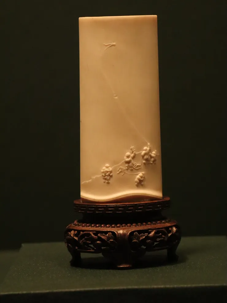 清 乾隆三年 牙雕風箏圖插屏 作者攝於故宮展場