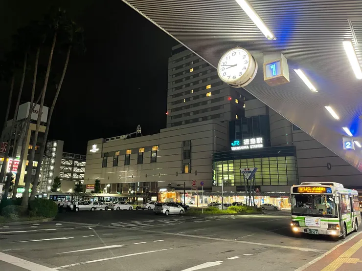 抵達時是晚上，德島站附近沒什麼店，最後晚餐是在站內的美食街解決