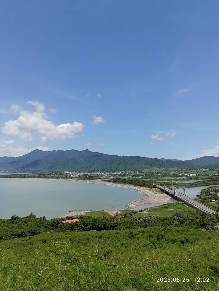 車城龜山步道遠眺福安宮及漁港，自拍攝