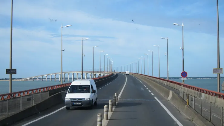 開上拱形大橋進入雷島