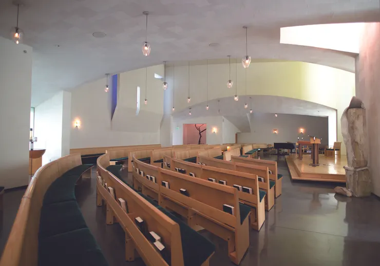 教堂有著手工打造的質感,讓人容易親近,玻璃記事板、門廊上的小地毯、玻璃燈具都是建築師親手設計的(圖/《解讀當代建築大師》)