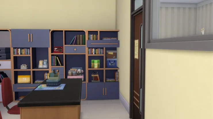 門跟桌子的距離剛剛好...這位老師應該挺受罪。