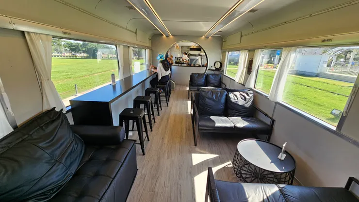 柴聯自強號最有名的就是那個月洞門設計!