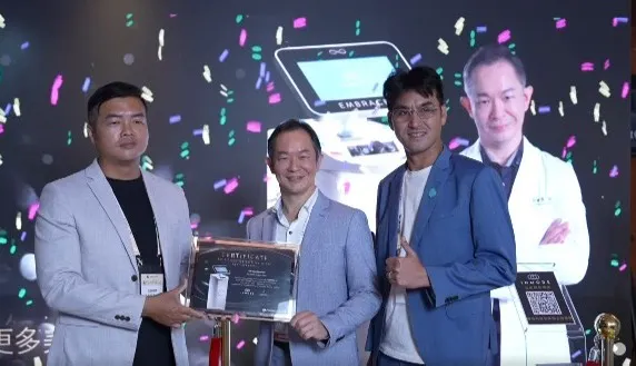 圖說：周爾康醫師（中）於會中演講，分享能量型儀器的臨床價值。（圖／周爾康整形外科診所提供）