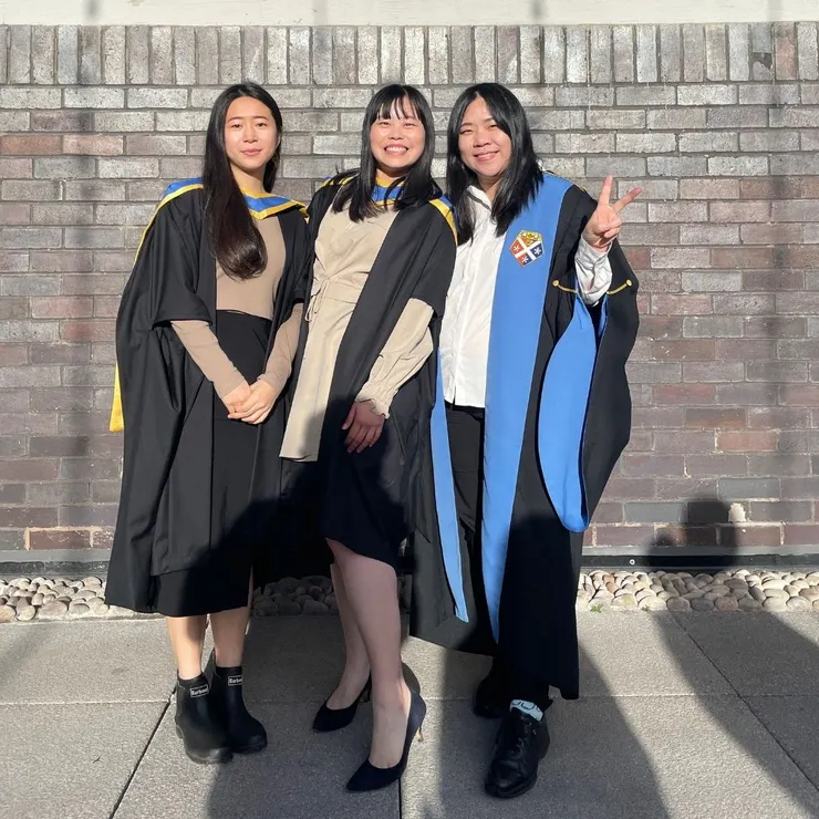 第二年十一月畢業典禮，與新認識的臺灣朋友告別。