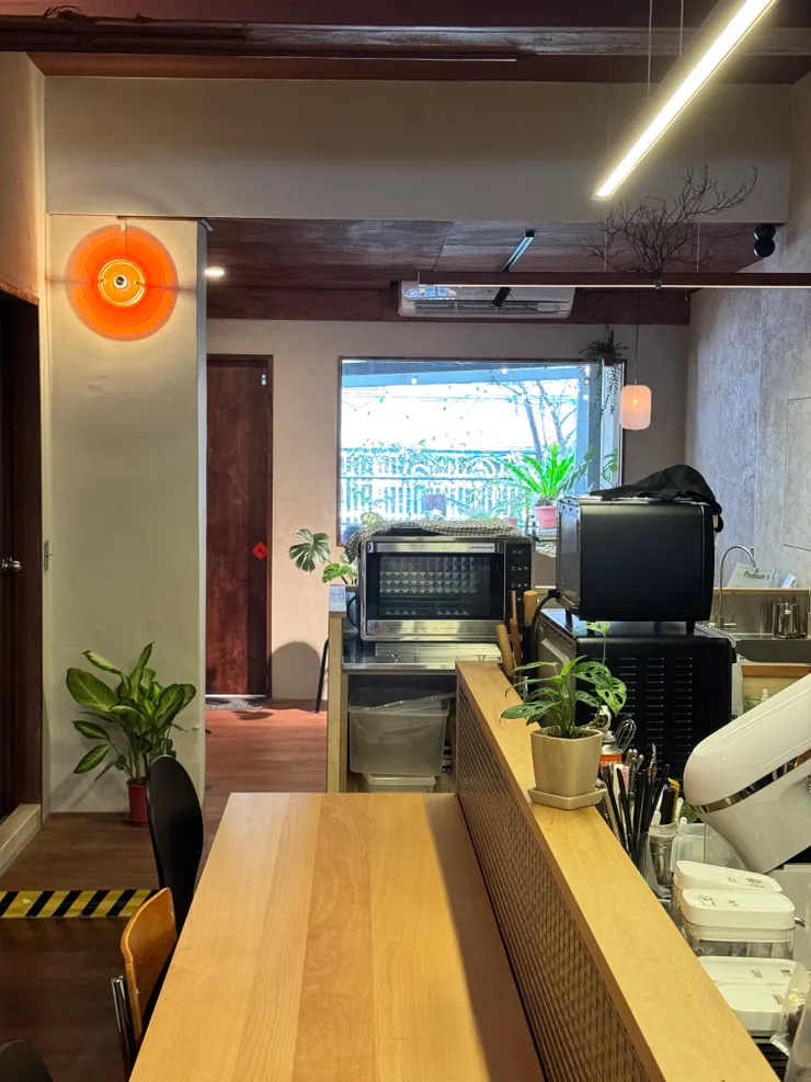 牆上像IKEA甜甜圈燈,其實是投影的