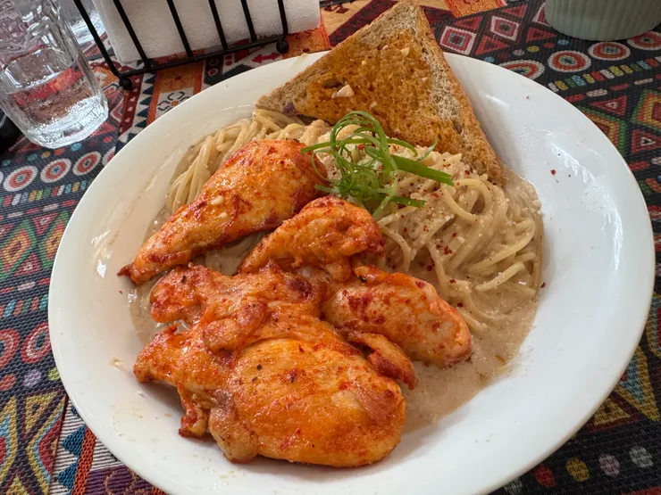 雞腿很嫩，小朋友獨立解決的義大利麵