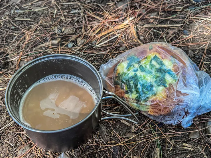 午餐：星巴克咖啡配上奕順軒蔥花麵包