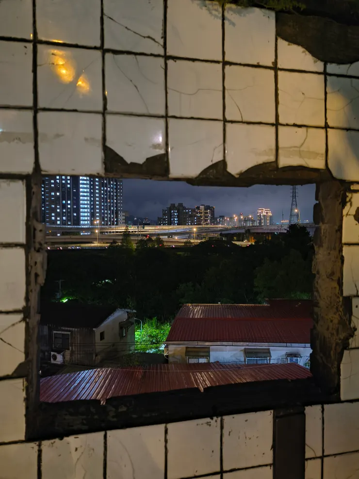 被牆格出的一幅都市