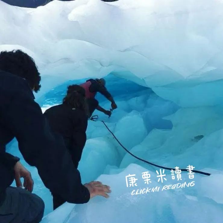 冰洞呈現夢幻的藍色 前面的以色列夫婦還能在冰洞裡健步如飛 不愧是全民皆兵的優秀民族(佩服)