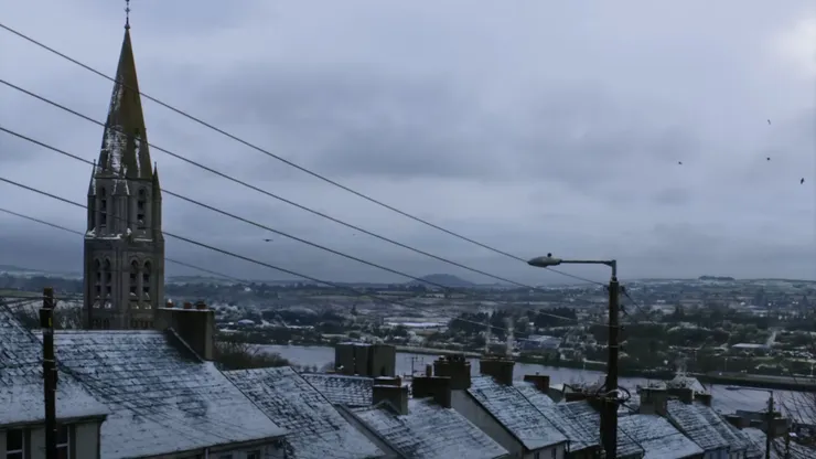 電影裡的愛爾蘭被拍的很美。我很喜歡街景都是冷色調，費隆家都用暖色調的反差。（圖片來源：預告片截圖）