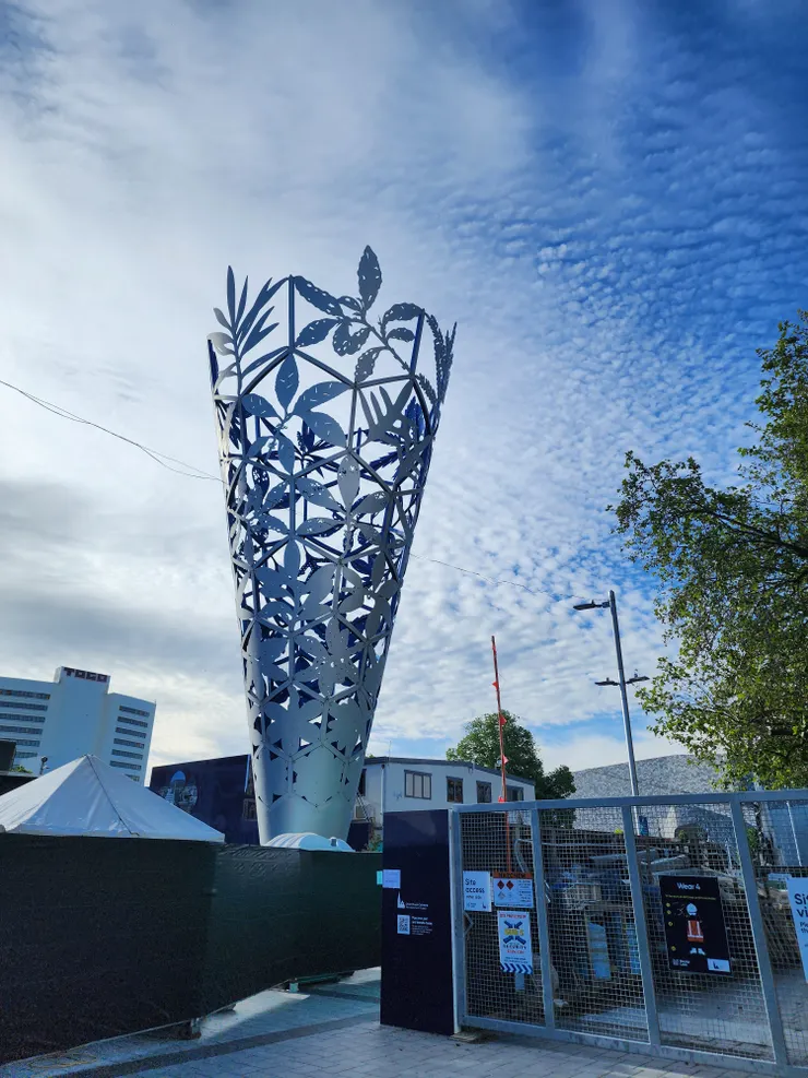 修復中的大教堂及旁邊的裝置藝術 