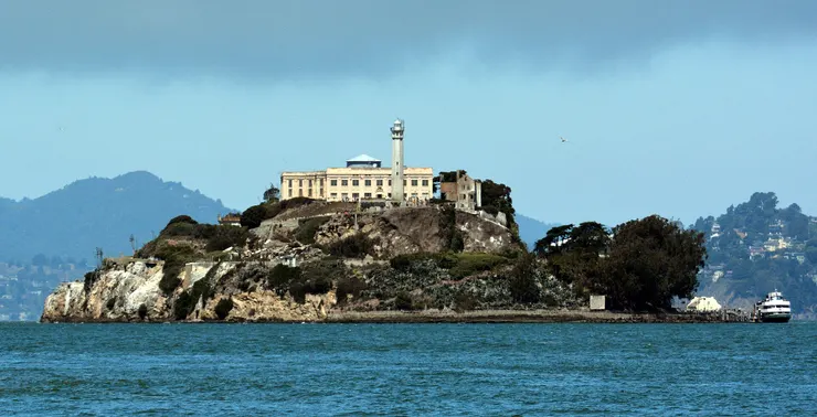 Alcatraz Island。由 Photograph by Don Ramey Logan, CC BY-SA 3.0