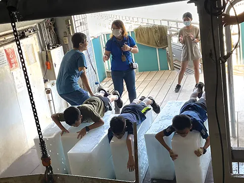 ▲梓官國小師生參訪梓官區漁會，認識製冰設備對於漁獲保鮮的重要性，學生對於趴在冰上體驗當一尾魚的經驗印象深刻。（照片提供／高雄市梓官區漁會）