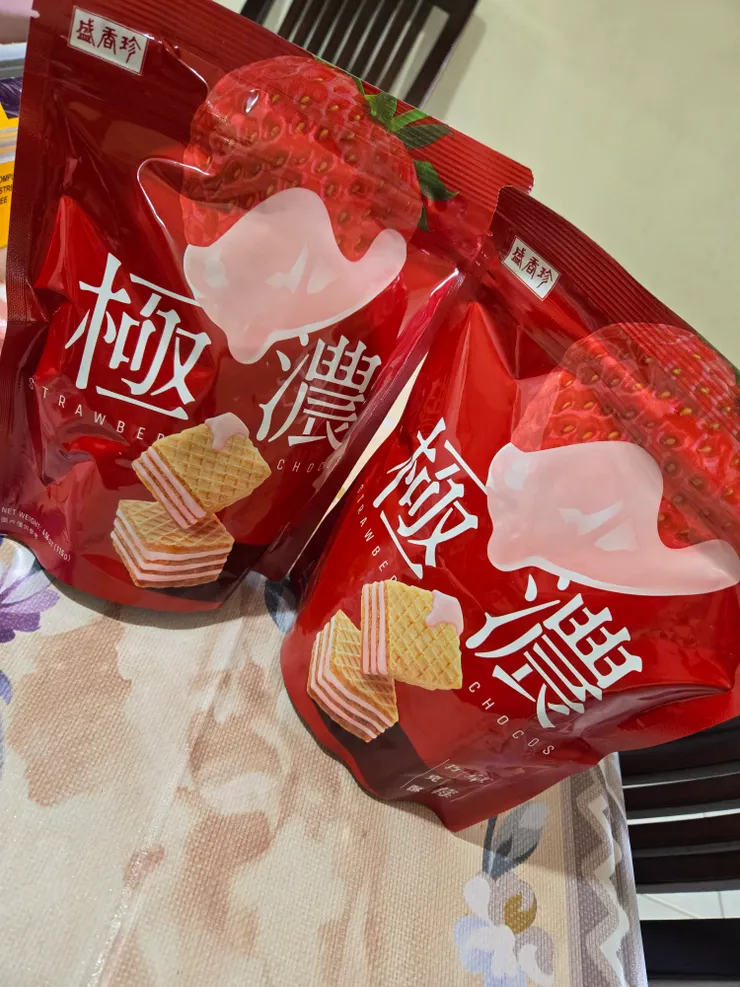 盛香珍極濃草苺巧克酥包裝