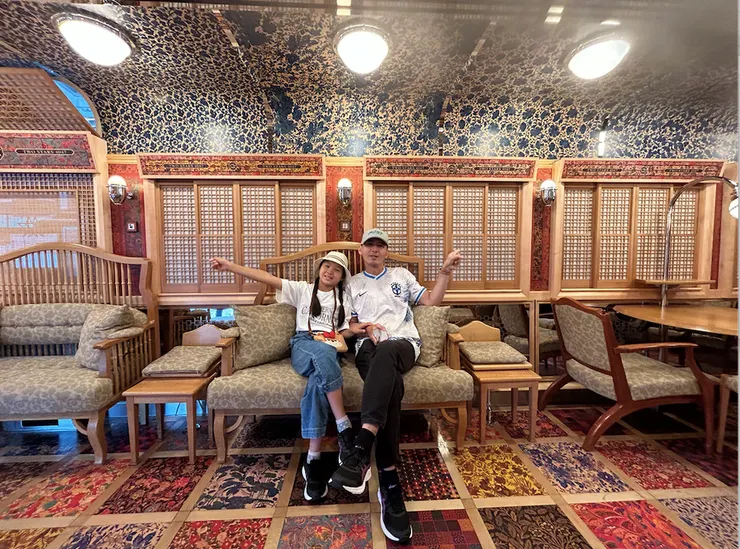 有很多桌子和椅子可以讓搭列車的遊客坐著休息、用餐和拍照喔