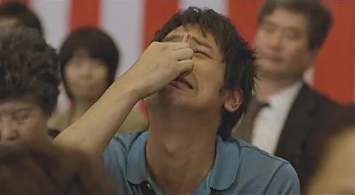 看著妹妹上大學的場景，哥哥洋太郎因喜而泣，捏鼻子而哭