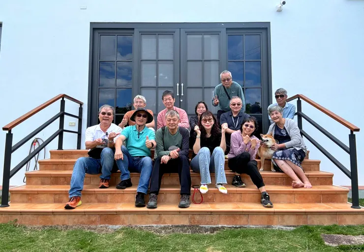 【年少買地建志甫造成靜好退休宅！在通往庭院的台階大合影。】