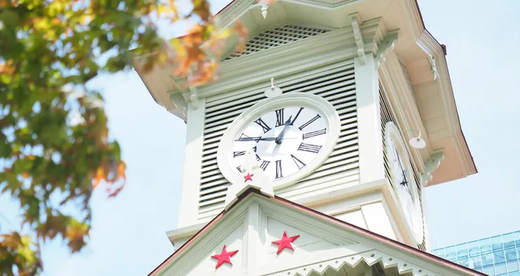 札幌時計台原本是札幌農學校內的演武場，其實當初剛蓋好還在札幌農學校裡時，還算是座高大雄偉的建築，但現在因為它被搬到了市區，在四周被高樓環繞之下，時計台看起來就比想像中的小了許多。由於許多看了「照騙」遠道而來的觀光客不禁都大失所望，因此把它列為日本三大令人最失望的景點之一。/照片來源:網頁資訊