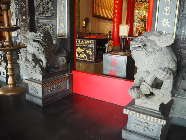 圖1-聖明宮廟前方的石獅子