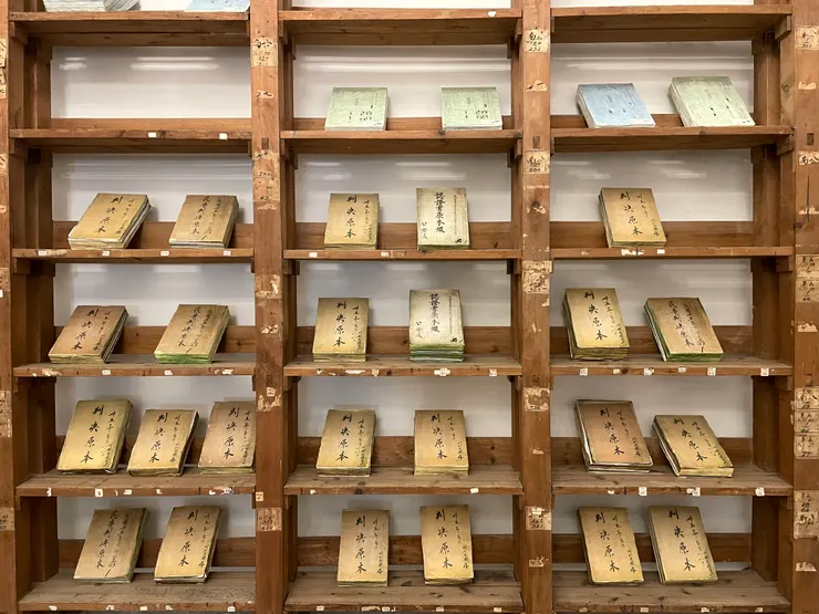 日治時期放置民事、刑事等案件,以及行政文書的檔案架。