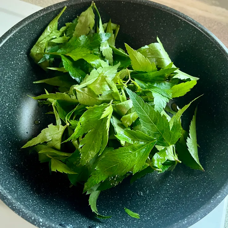 我沒有切碎，因為我反而期待咬到一大口山當歸葉時的味道