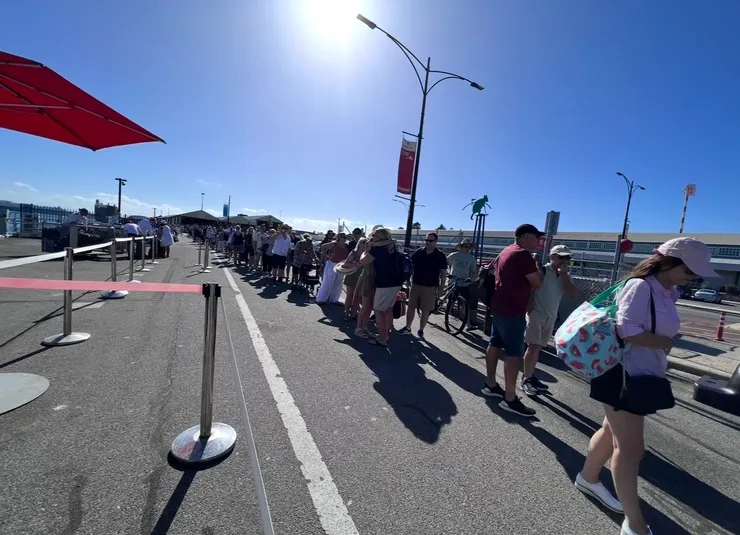 碼頭，排隊等候坐渡輪的遊客