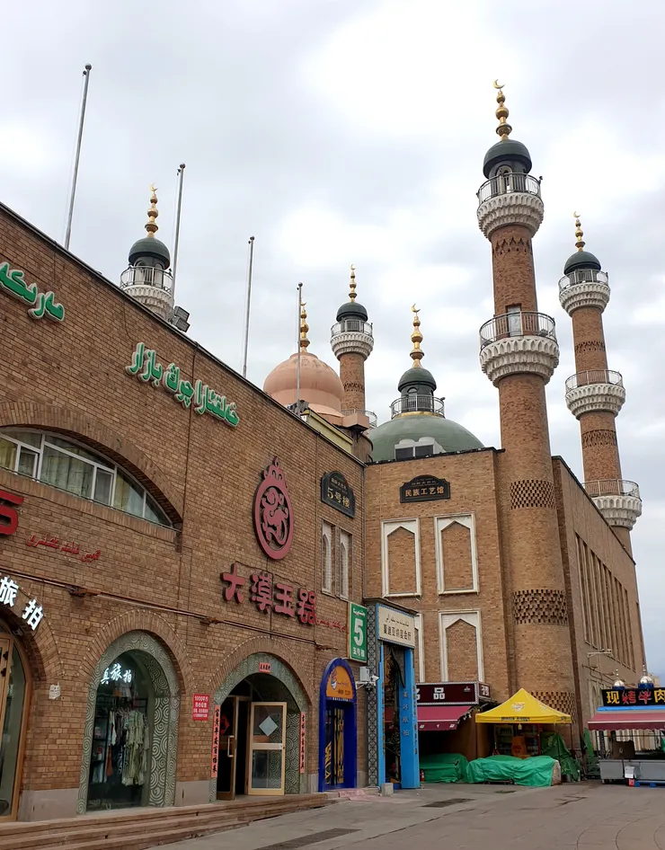 此地建築結合中原、伊斯蘭及維吾爾建築特色,也存在古希臘等多地建築風格,體現了新疆是東西方文化交流的中心