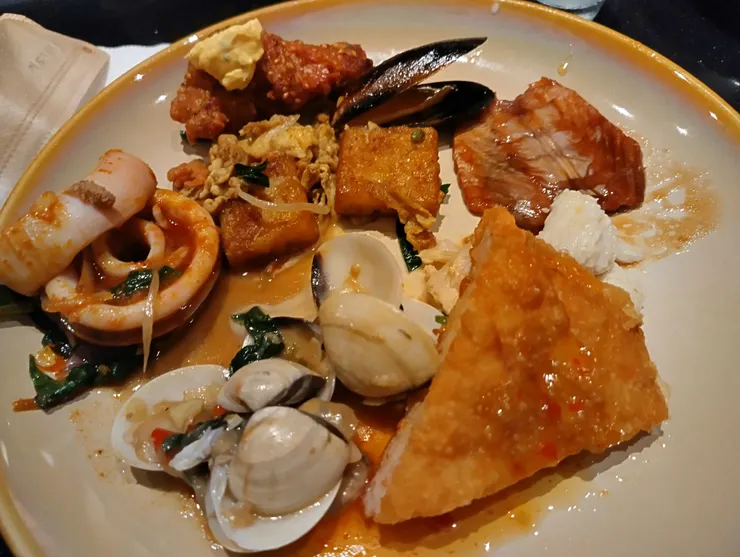 炒物類的也都不錯，月亮蝦餅泰厚了