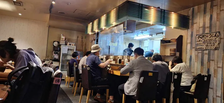大地烏龍麵博多站地下店內部（來源為作者本人，欲借用轉載請先徵得同意）