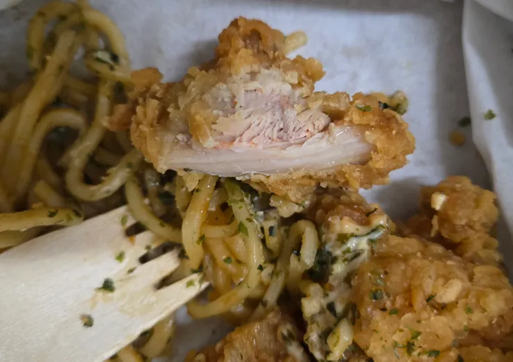 這雞肉滿厚的，吃起來超有感