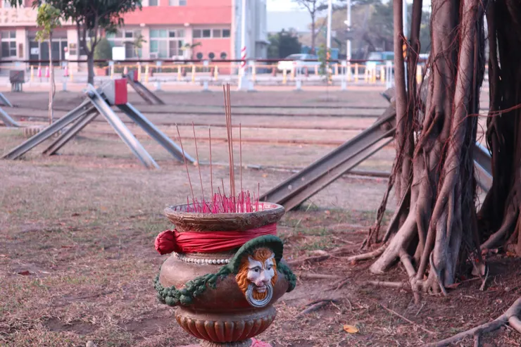 土地公廟對面樹下的香爐