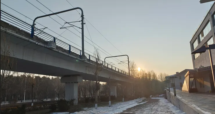 賽事當天上午在酒店門口自拍