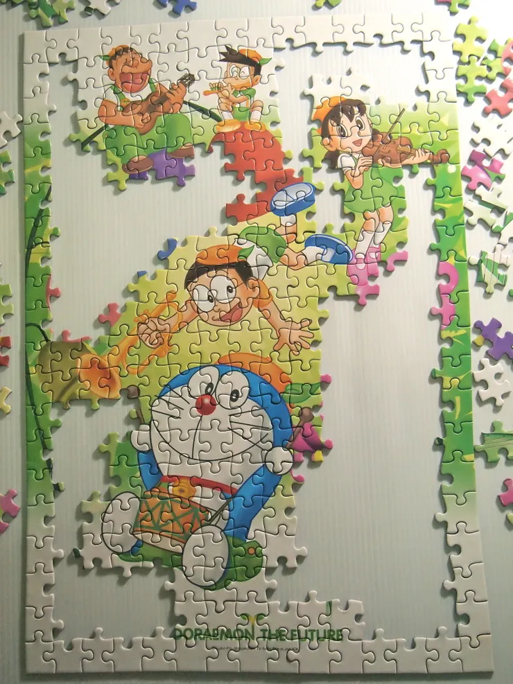 然後拼出人物再補背景的花，就完成了。