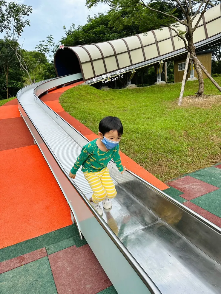 滾輪溜滑梯讓孩子玩的不亦樂乎。我們很早來所以不怕溜滑梯在烈陽下的曝曬容易發燙。