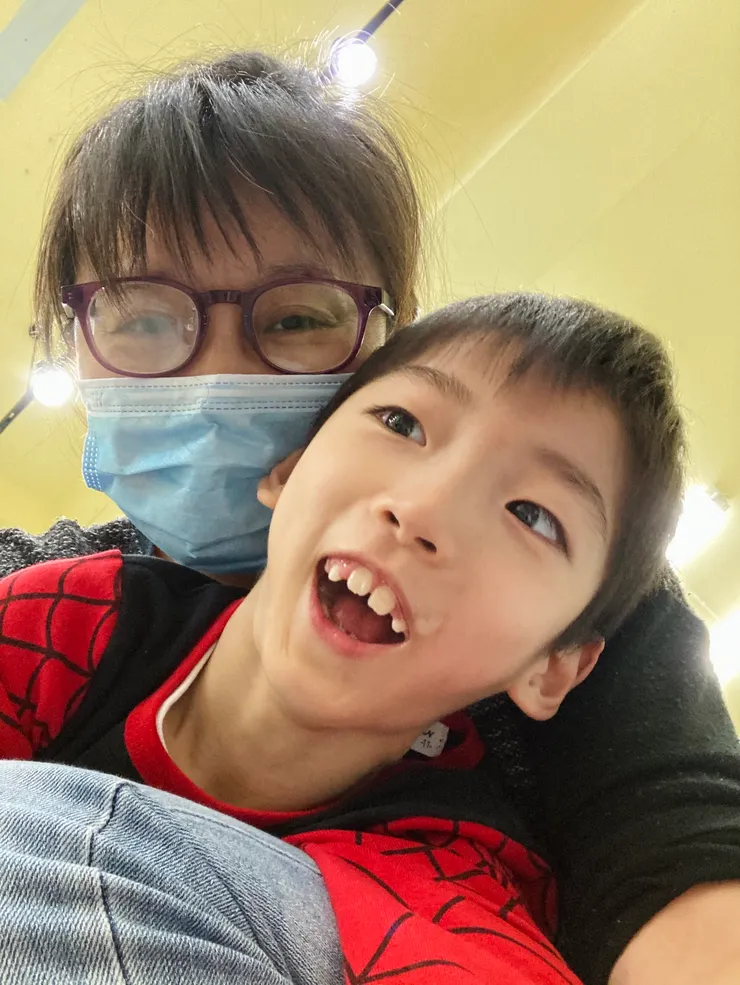 黏在媽媽身上的祐好甜2021