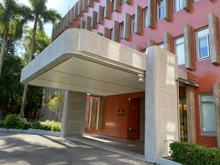 雨庇是懸掛在柱子上